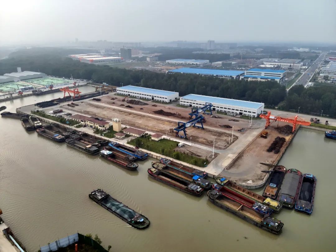 Huaiyin Port Navigation Center's unmanned aerial vehicle successfully completed its maiden flight of cruising in the waterway